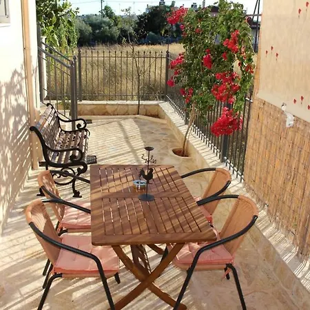 Coastal Garden Retreat: Modern Near And * Kalamata