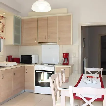 Apartment Coastal Garden Retreat: Modern Near And