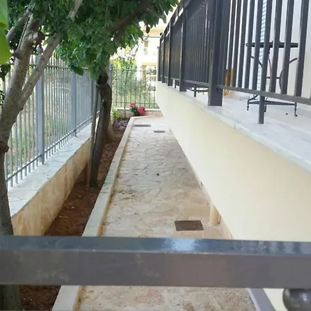 شقة Modern And Independent 83 M2, With Garden, 5min To The And The Center كالاماتا